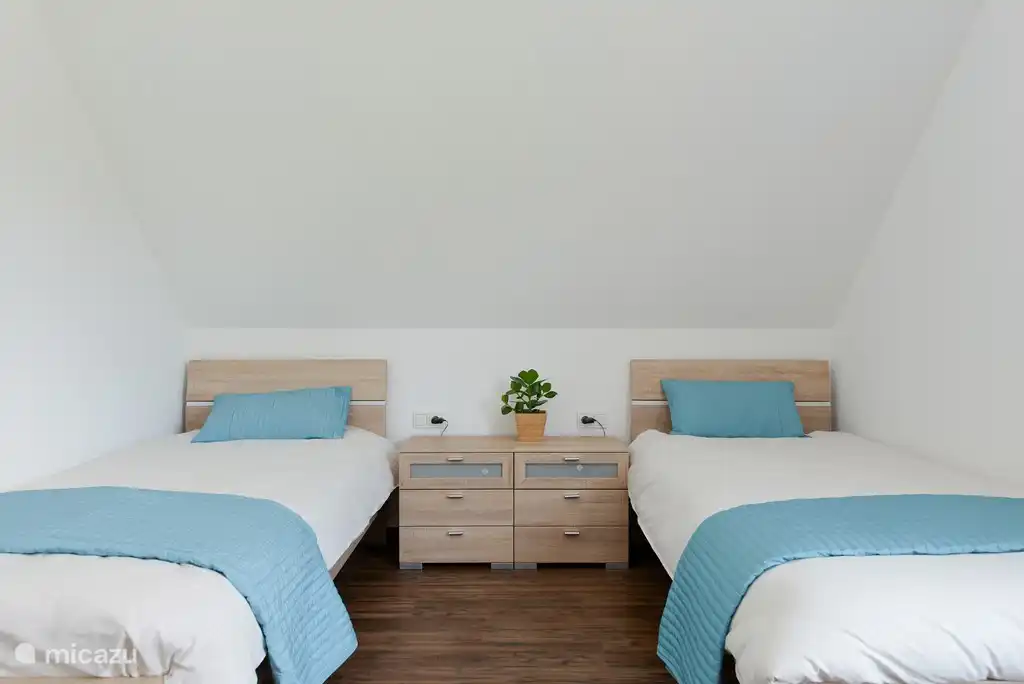 Grande chambre avec deux lits simples au 1er étage.