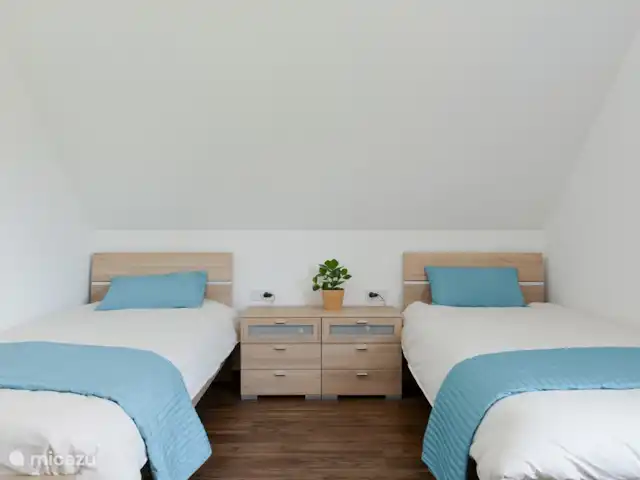 6 persoons vakantiehuis Pulvermaar huren in Duitsland, Eifel, Gillenfeld - vakantiehuis Grote slaapkamer met twee eenpersoonsbedden op 1e etage.