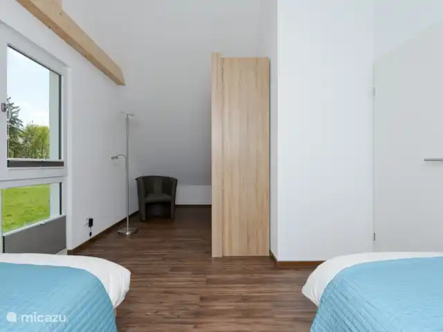 6 persoons vakantiehuis Pulvermaar huren in Duitsland, Eifel, Gillenfeld - vakantiehuis Grote slaapkamer met twee eenpersoonsbedden op 1e etage met grote kledingkast.