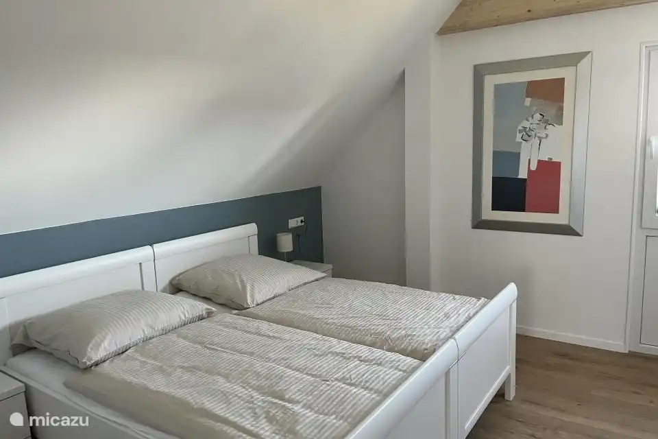Grande chambre avec deux lits simples au 1er étage avec grande armoire.