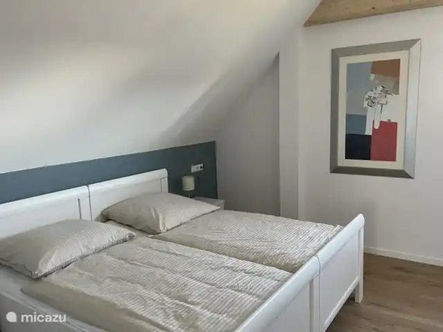 6 persoons vakantiehuis Pulvermaar huren in Duitsland, Eifel, Gillenfeld - vakantiehuis Grote slaapkamer met twee eenpersoonsbedden op 1e etage met grote kledingkast.