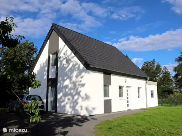 6 persoons vakantiehuis Pulvermaar huren in Duitsland, Eifel, Gillenfeld - vakantiehuis Luxe 6 persoons vakantiewoning met deels omheinde tuin.