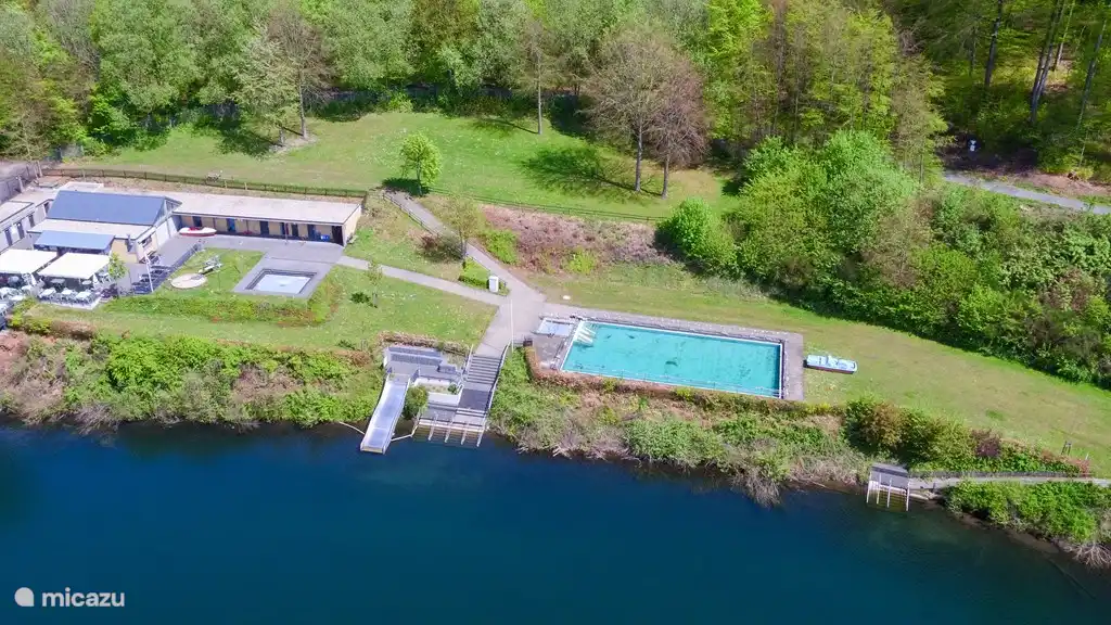 En plus d'un lac (Pulvermaar), il y a aussi une piscine extérieure avec un solarium. Attraction touristique : Pulvermaar.