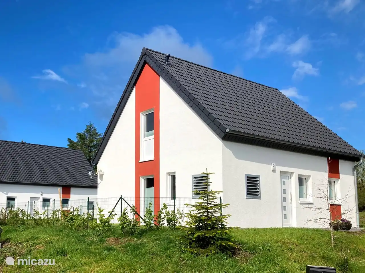 Maison de vacances luxueuse pour 6 personnes avec son propre jardin. Certaines maisons ont une clôture autour du jardin. Idéal pour vos chiens ou avec de jeunes enfants.