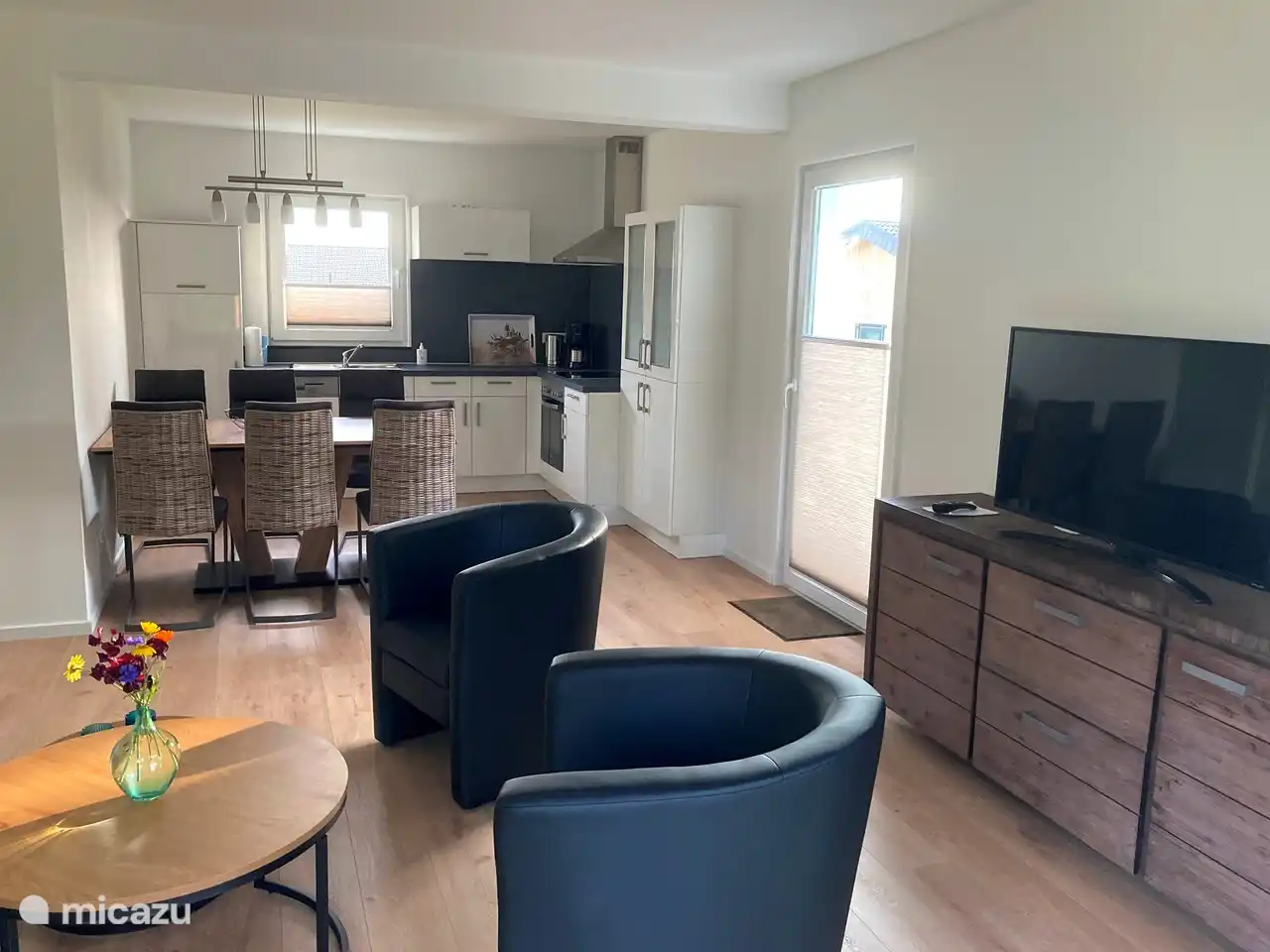 Cuisine équipée avec lave-vaisselle, micro-ondes, four, plaques électriques et large choix d'ustensiles de cuisine.