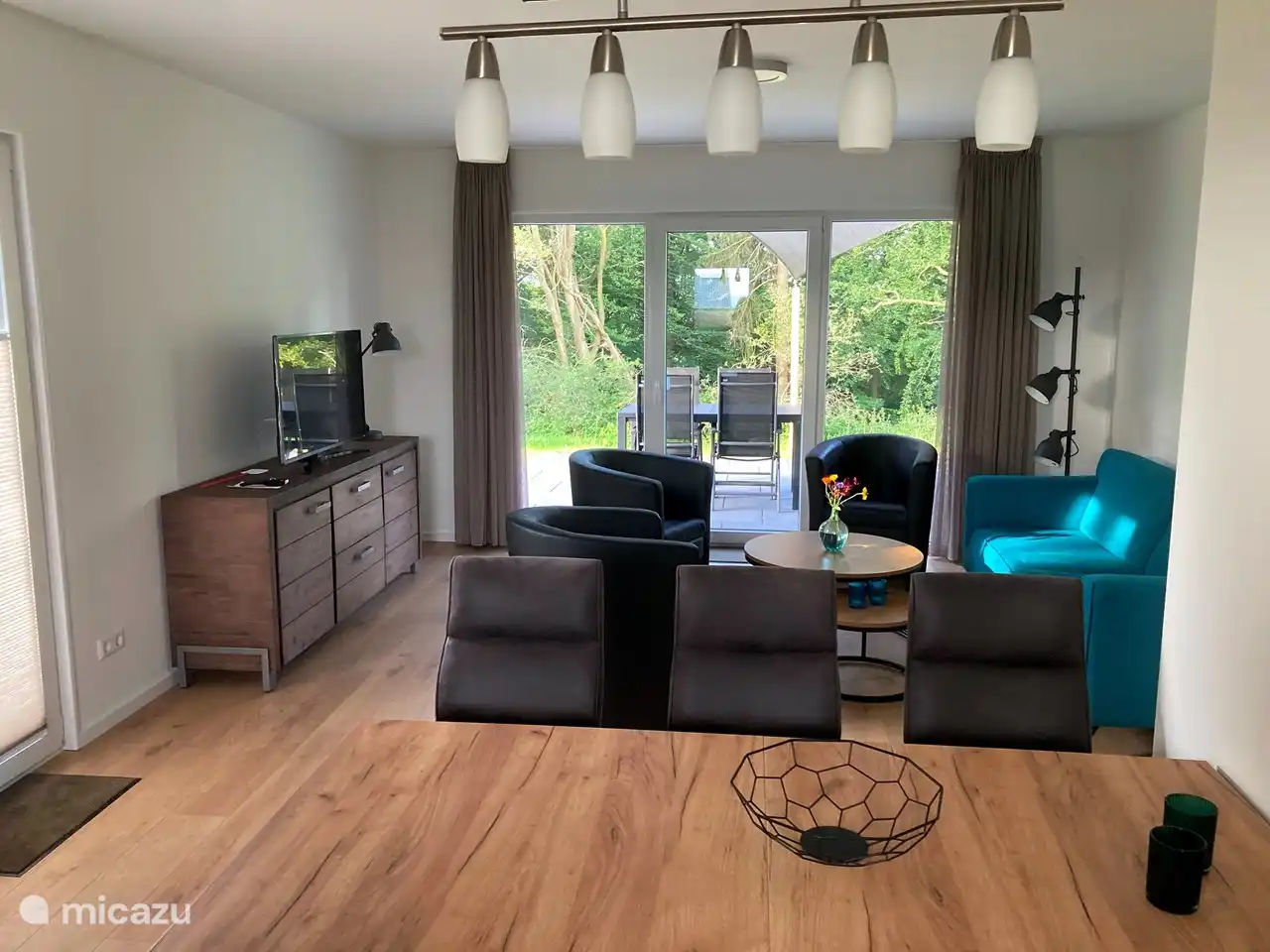 Maisons spacieuses avec tout le confort moderne. Salon avec portes-fenêtres donnant sur une terrasse privée.