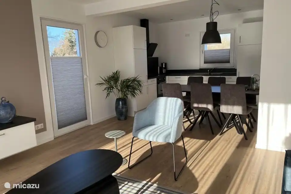 Maisons spacieuses avec toutes les commodités. Salon avec portes patio donnant sur terrasse privée. Également avec un mobilier moderne.