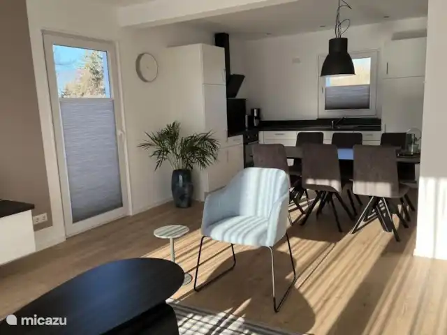 6 persoons vakantiehuis Pulvermaar huren in Duitsland, Eifel, Gillenfeld - vakantiehuis Ruim opgezette woningen van alle gemakken voorzien. Woonkamer met openslaande deuren naar eigen terras. Ook met moderne inrichting.