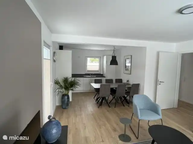 6 persoons vakantiehuis Pulvermaar huren in Duitsland, Eifel, Gillenfeld - vakantiehuis Ruim opgezette woningen van alle gemakken voorzien. Woonkamer met openslaande deuren naar eigen terras. Ook met moderne inrichting.