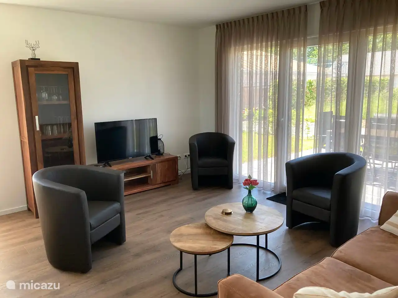 Maison de vacances de style moderne meublée avec des éléments naturels.