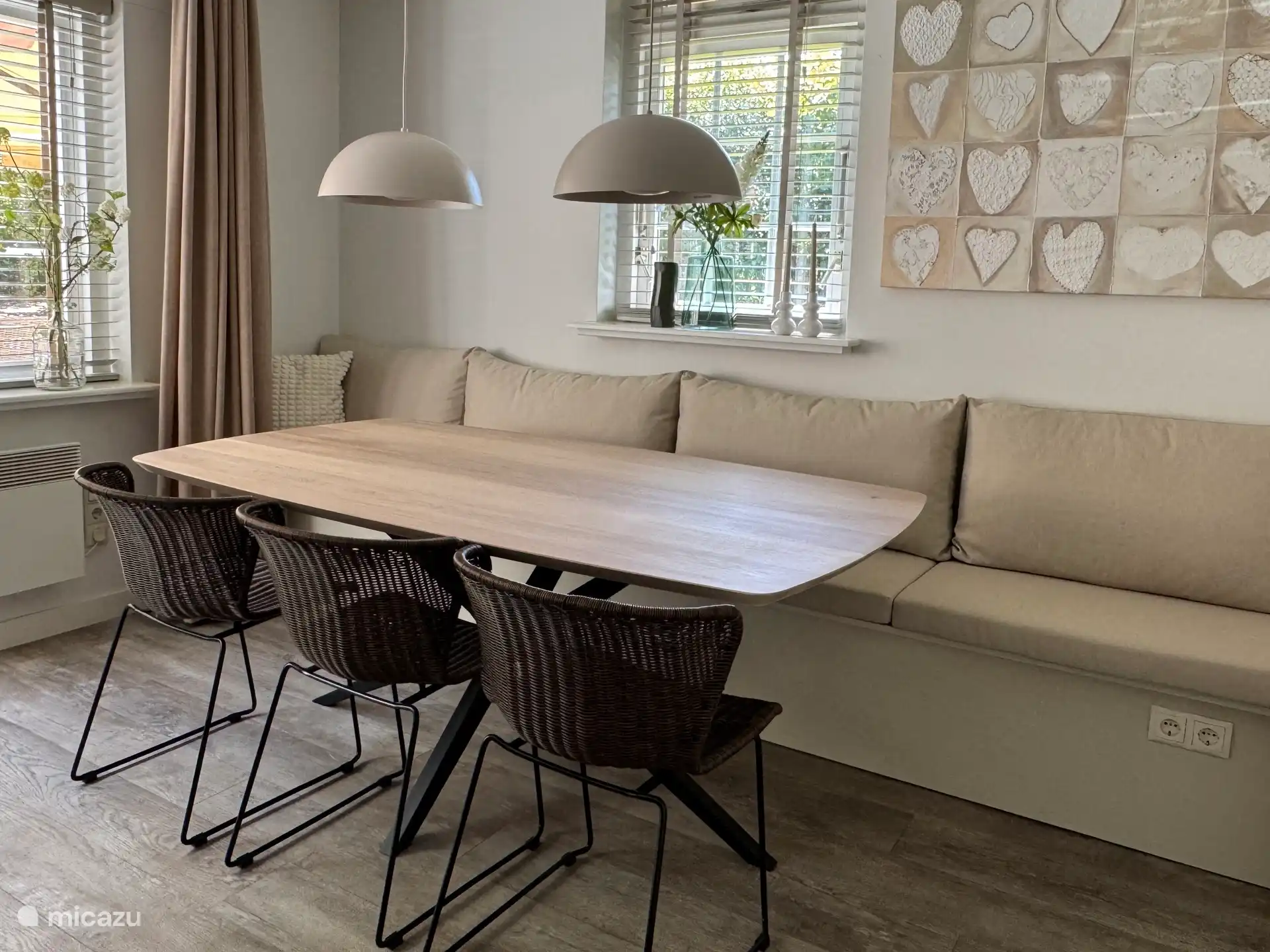 Essbereich mit geräumigem Sofa