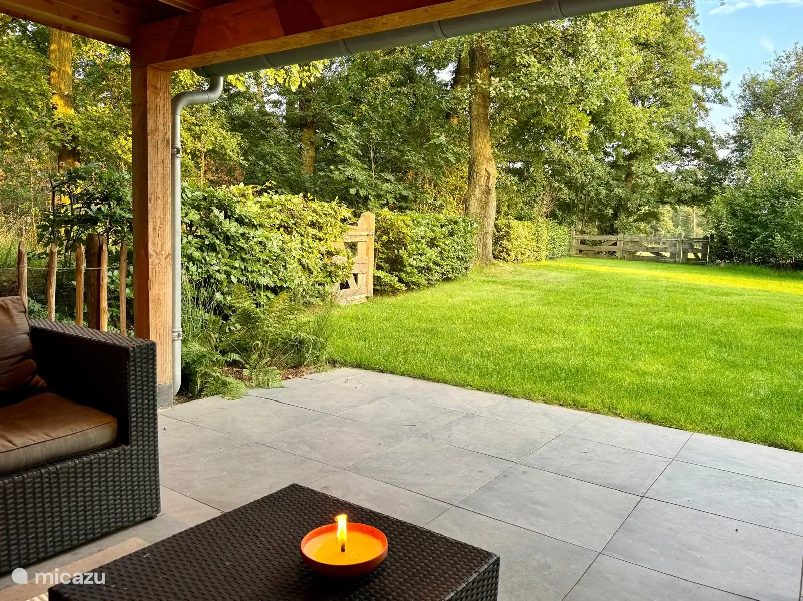 Es ist wunderbar, im sehr geräumigen Naturgarten (1200m2) zu übernachten. Ein Ort zum vollkommenen Entspannen, mitten in der Natur mit vielen Ausblicken, Wegen und eigenem Kräutergarten.