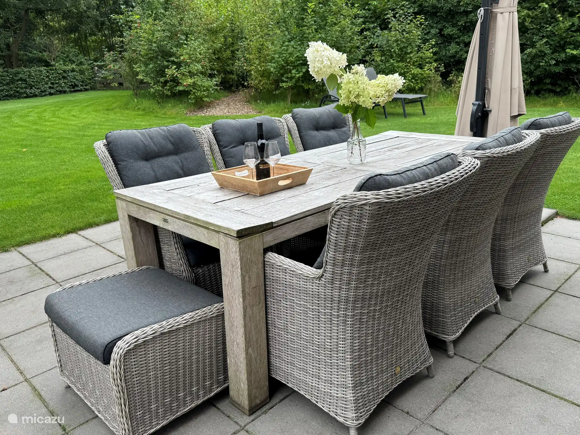 Eine der Terrassen. Diese Terrasse befindet sich auf der Rückseite des Hauses und bietet einen Blick über den sehr großzügigen Naturgarten. 