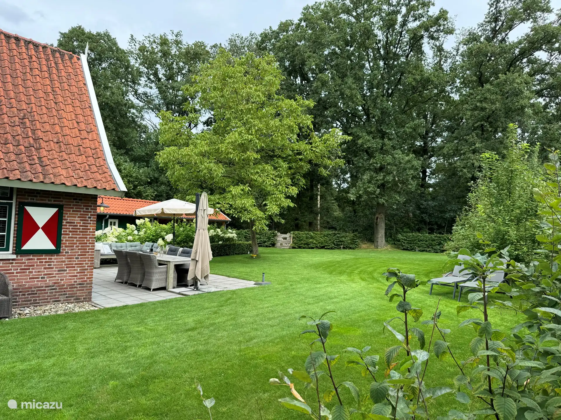 Seitenansicht des Hauses.