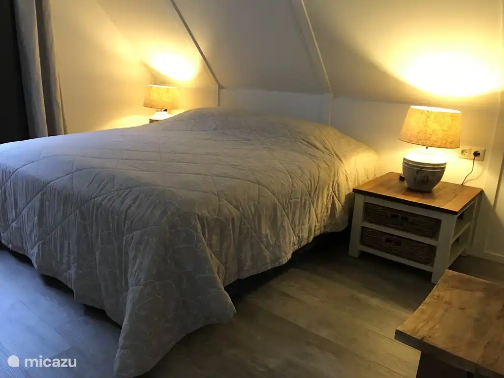 Geräumige Doppelzimmer mit Boxspringbetten und Topper im Obergeschoss. 