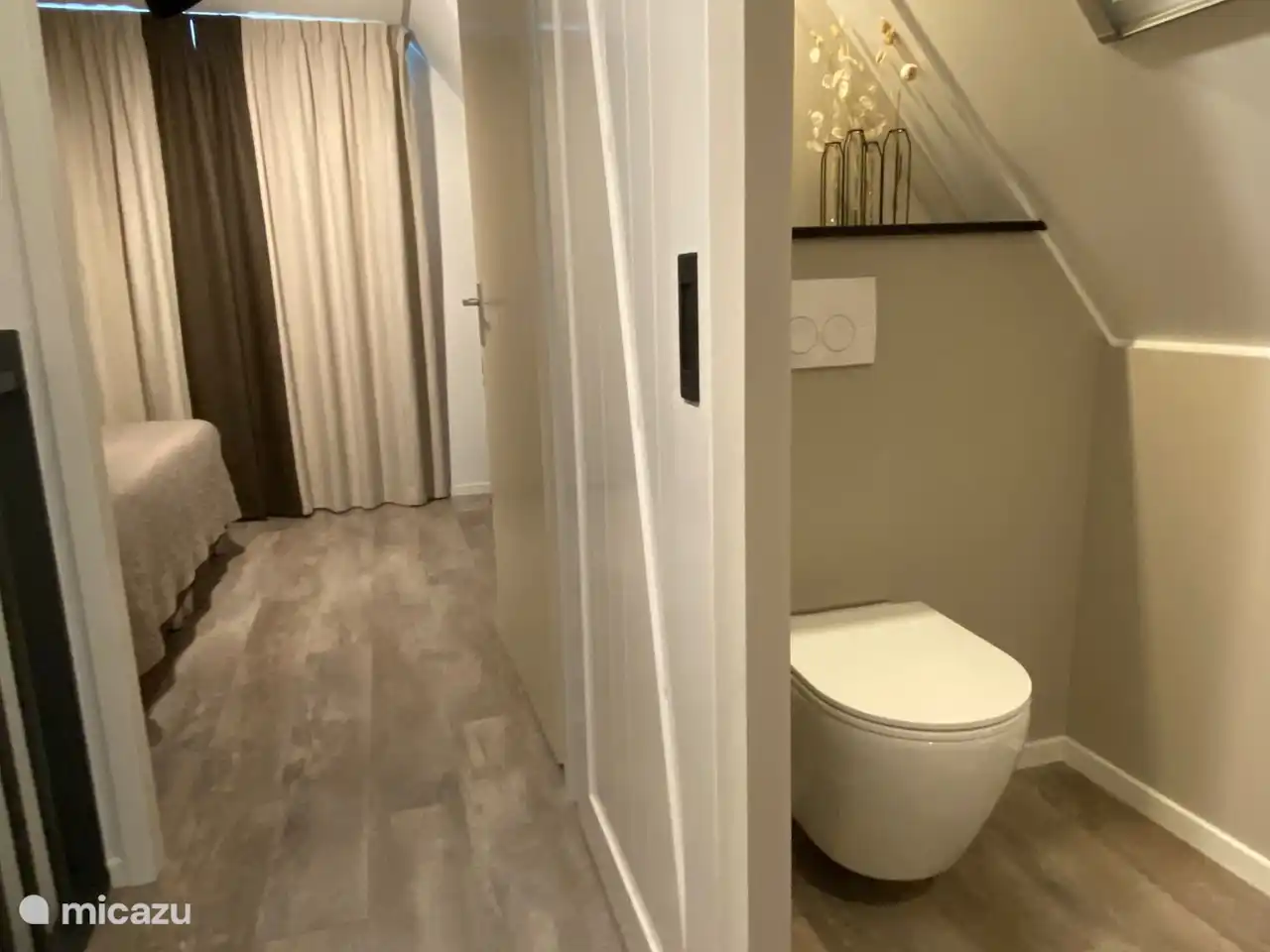 Im Obergeschoss befindet sich eine zweite Toilette. 