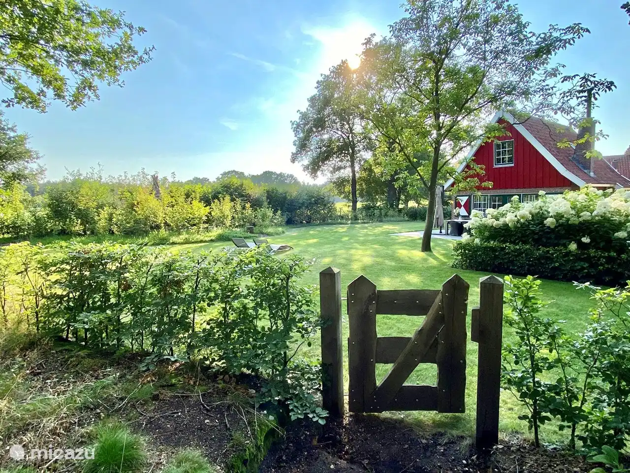 Das Ferienhaus eignet sich für Ruhesuchende, Naturliebhaber, Senioren, Familien mit Kindern und befindet sich in einem kleinen, ruhigen Ferienpark in Lievelde in einem bewaldeten Gebiet.  