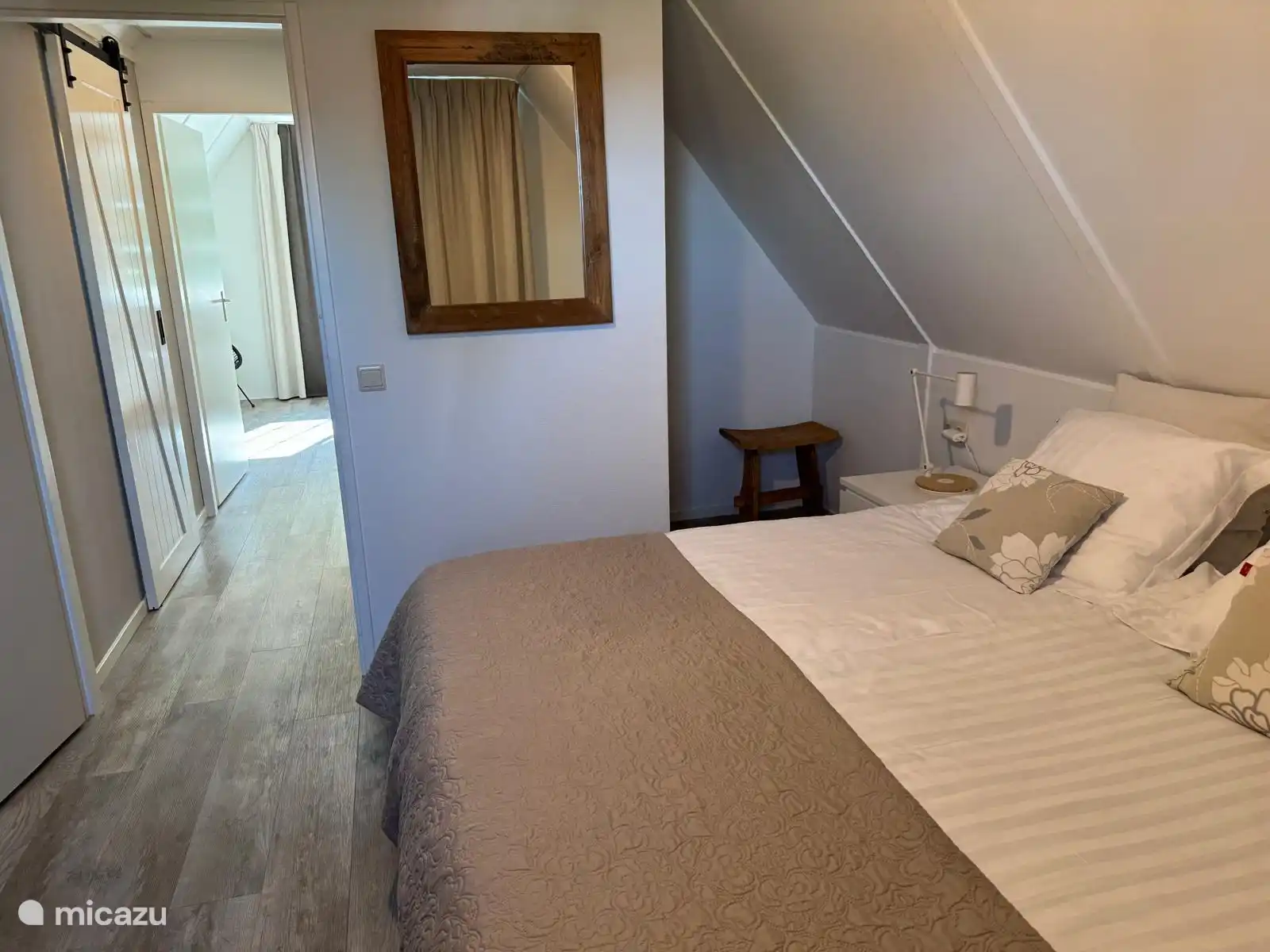 Im Obergeschoss befinden sich 2 geräumige Schlafzimmer mit Boxspringbetten und Topper für einen herrlichen Schlaf. 