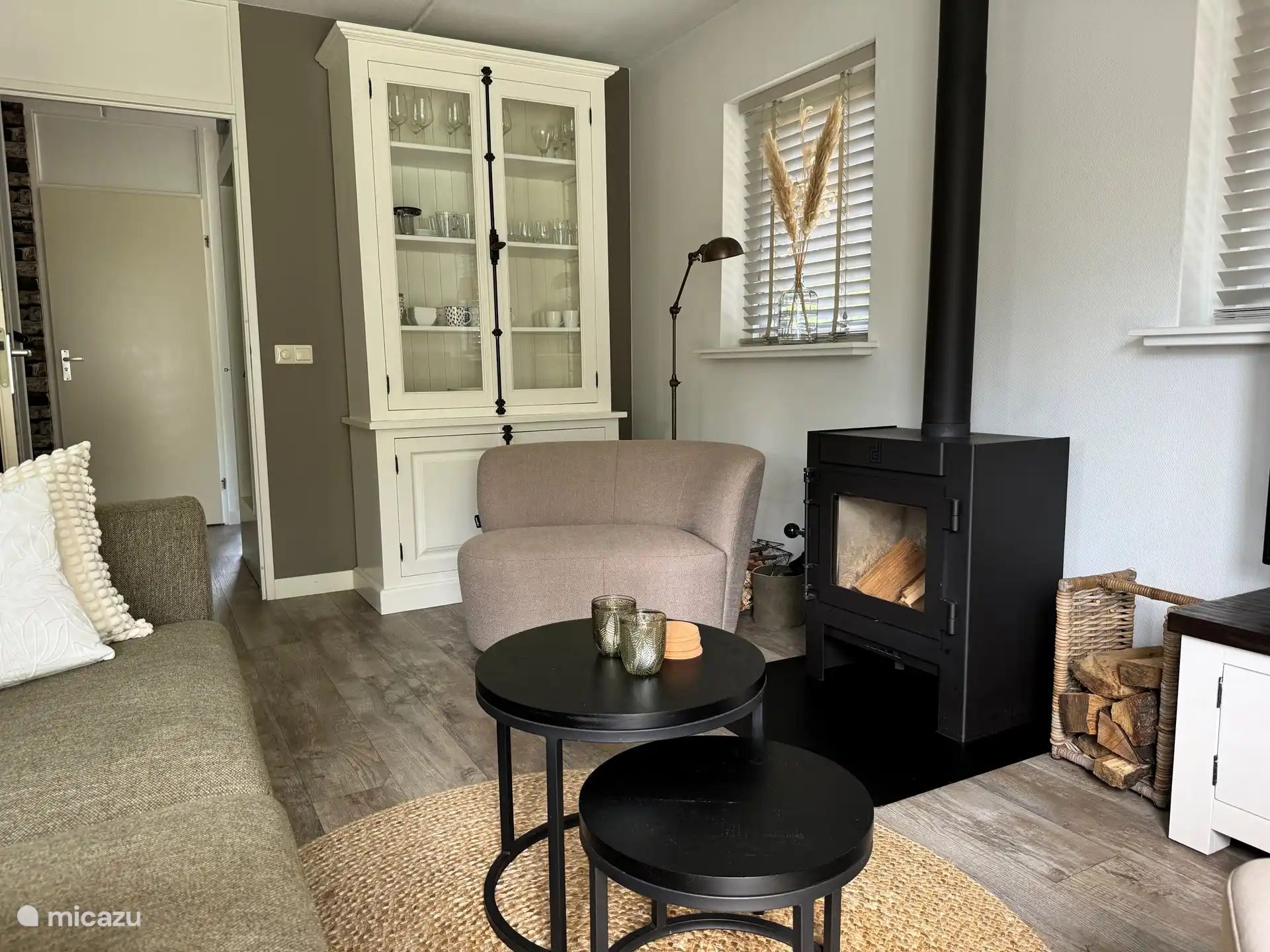 Regen? Kein Problem; Träumen Sie mit einem Buch auf der Bank am Holzofen.