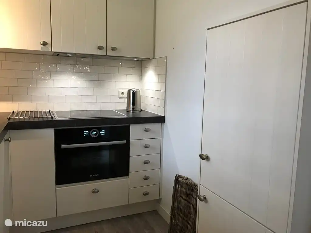 Die Küche ist ausgestattet mit einem Kühlschrank mit Gefrierschubladen, Kombi-Backofen/Mikrowelle, Induktionskochfeld, Dunstabzugshaube, Geschirrspüler, Nespresso-Maschine, Kaffeefiltermaschine, Mixer, Grill/Sandwichmaker. 