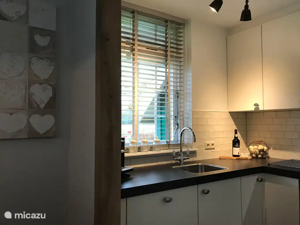 Die Küche ist komplett ausgestattet, mit viel Geschirr und Besteck.  