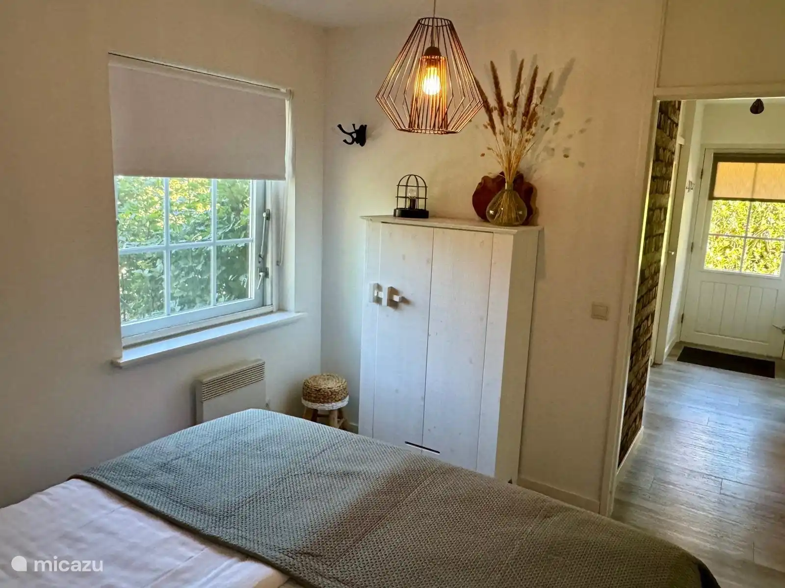 Das Schlafzimmer im Erdgeschoss ist ein schöner kühler Raum und eignet sich auch ideal für Menschen, die Schwierigkeiten beim Gehen haben.