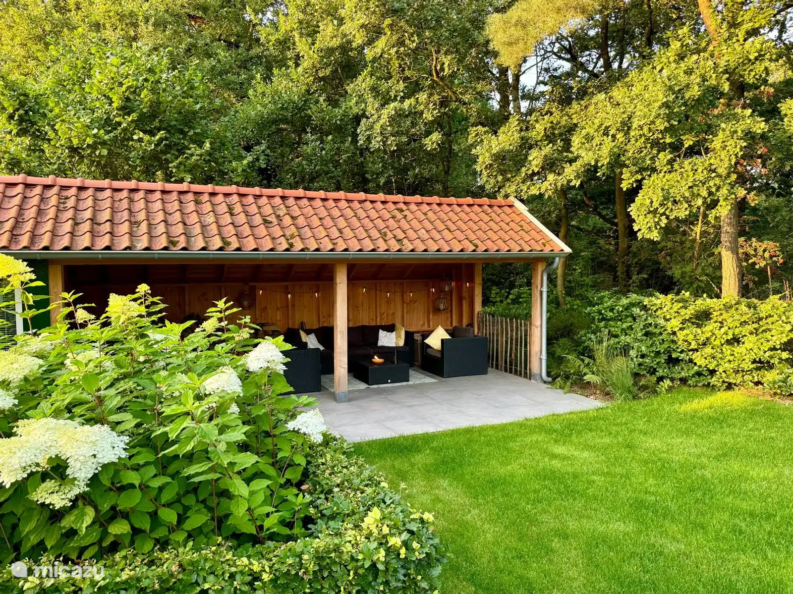 Die Veranda bietet eine zusätzliche Erweiterung des Lebens im Freien. Geschützt vor Regen und ein schönes schattiges Plätzchen an einem heißen Sommertag. 
