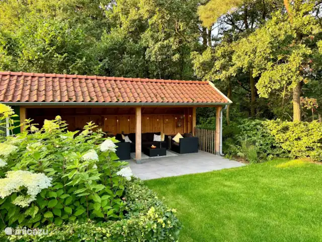 Location de Vacances Pays-Bas, Gueldre, Lievelde, maison de vacances - NatuurlijkLievelde Le porche offre une extension supplémentaire de la vie extérieure. À l’abri de la pluie et un bel endroit ombragé pendant une chaude journée d’été.