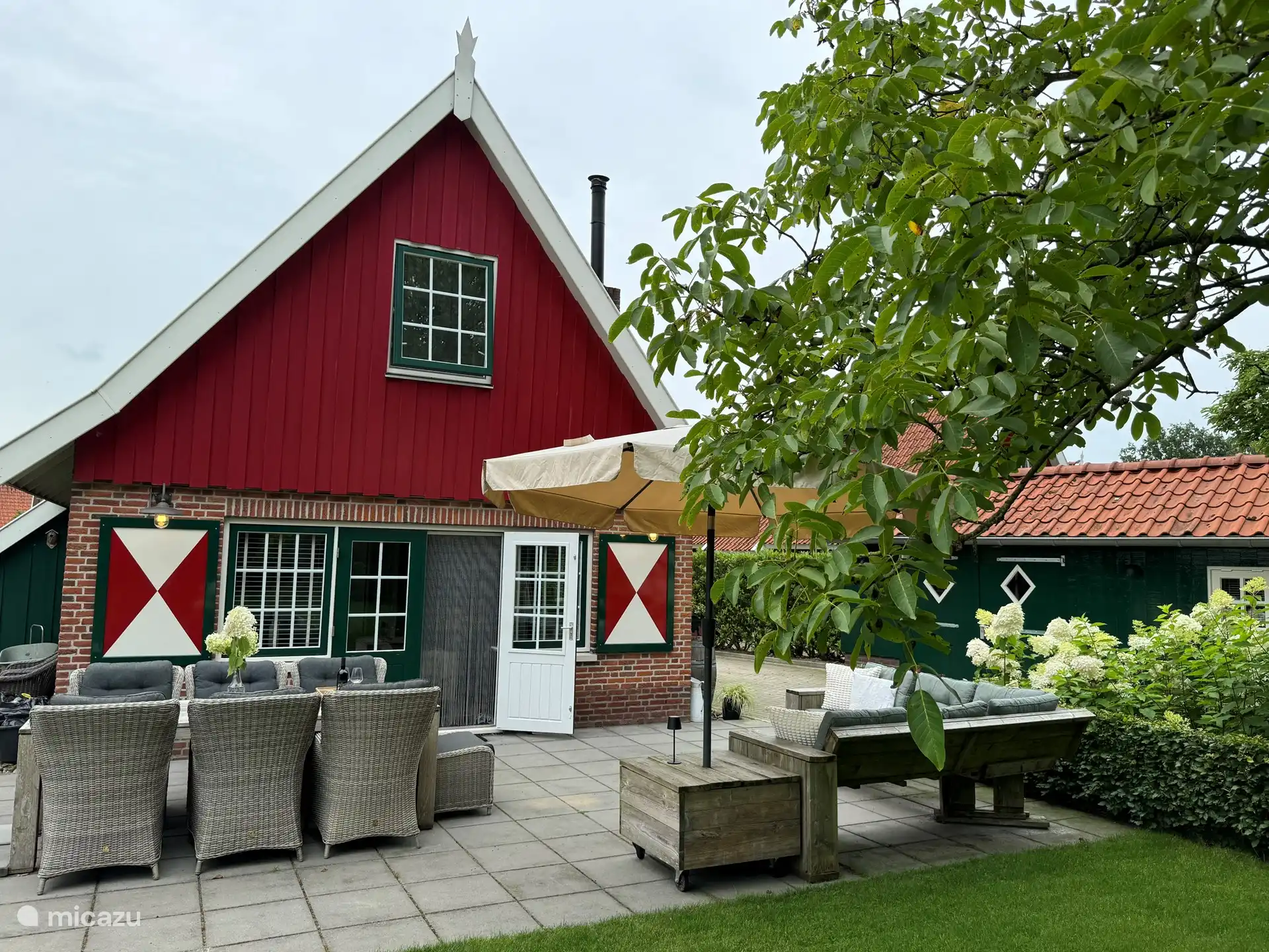 Rückseite des Hauses. Vom Wohnzimmer aus gelangt man direkt auf die Terrasse in den Garten. 