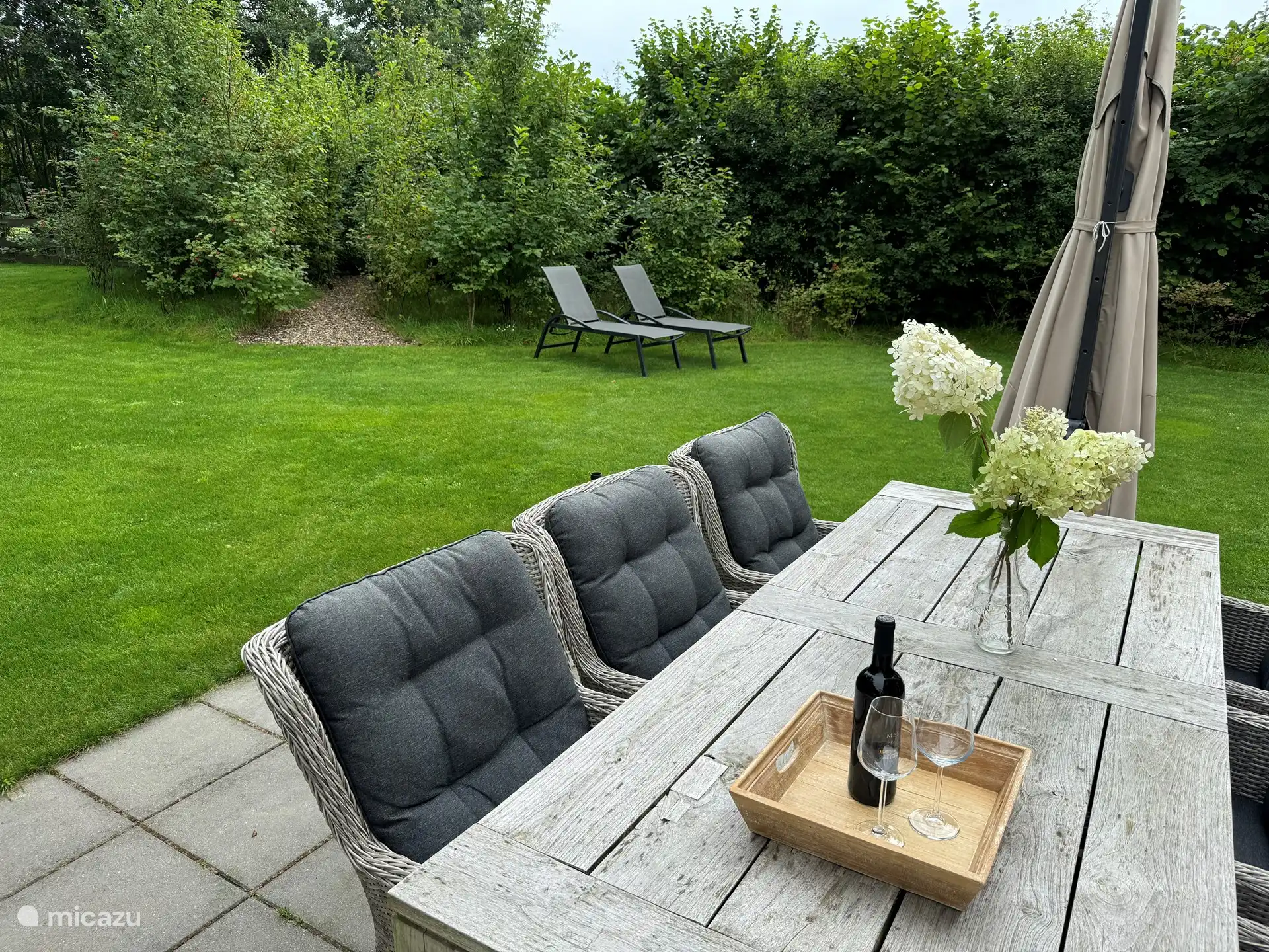 Im Garten gibt es mehrere Terrassen mit Essbereich, Lounge-Set, Sofa, Sonnenliegen und verschiedenen Sonnenschirmen. 