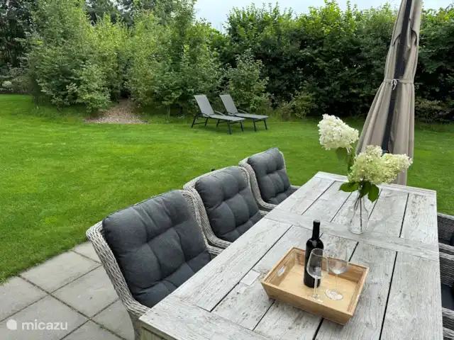 Location de Vacances Pays-Bas, Gueldre, Lievelde, maison de vacances - NatuurlijkLievelde Dans le jardin, il y a plusieurs terrasses avec coin repas, salon, canapé, chaises longues et divers parasols.