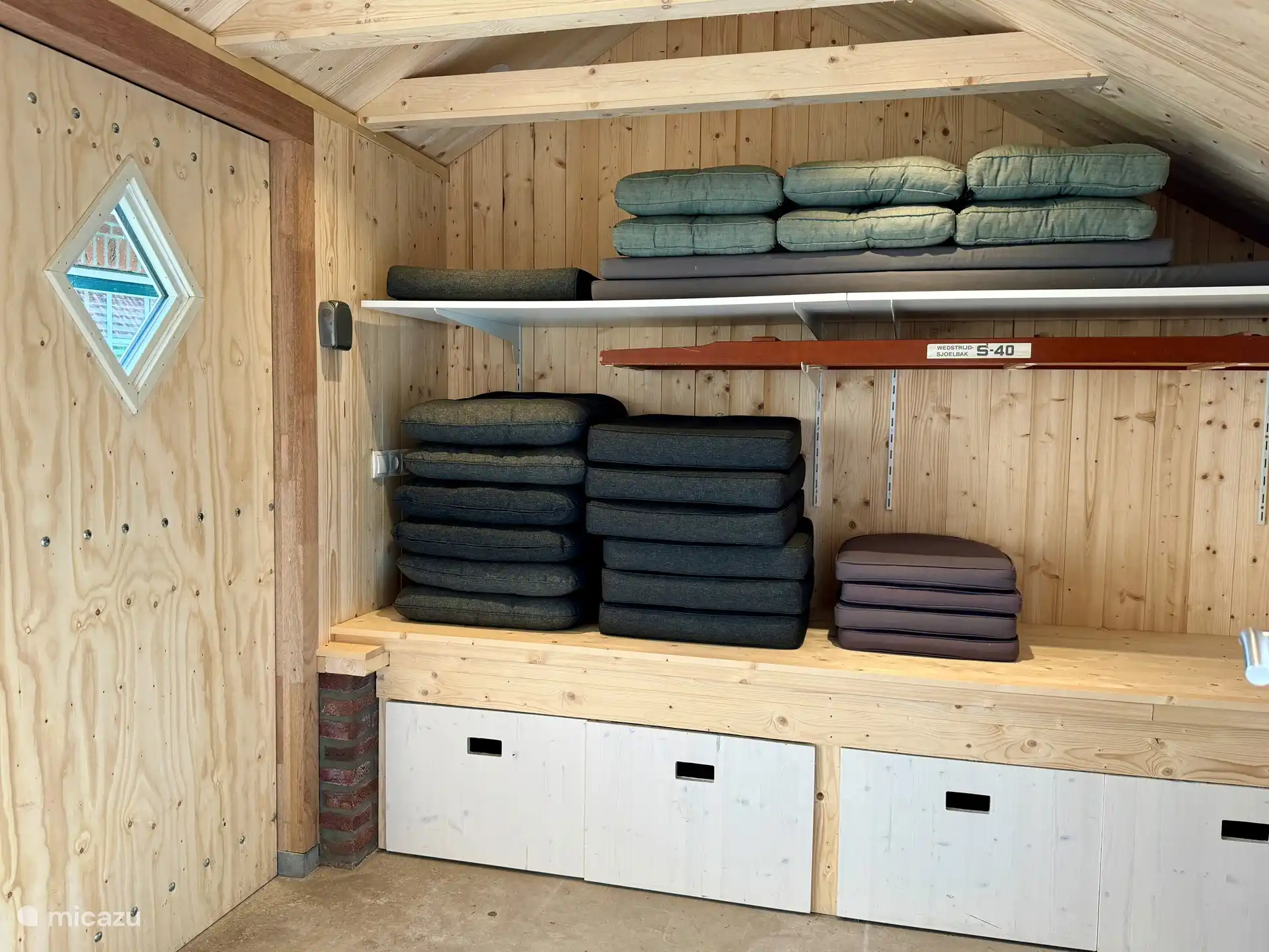 Es gibt einen privaten Parkplatz am Haus (3 Autos). Und es gibt einen Schuppen, in dem Sie Ihre Fahrräder abstellen und Elektrofahrräder aufladen können. 