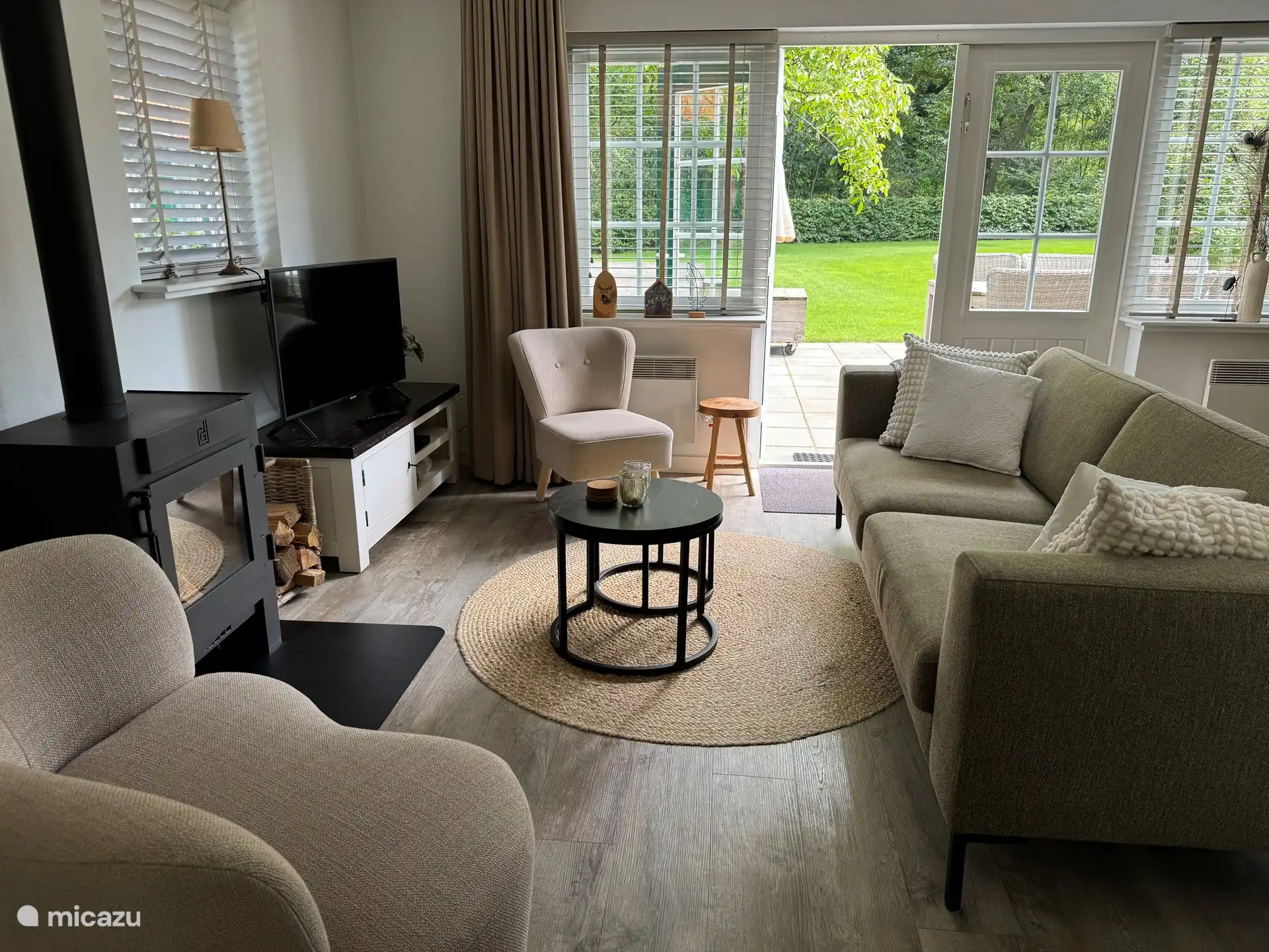 Das gemütliche Wohnzimmer mit Terrassentüren zur Terrasse und zum Garten ist ein wunderbarer Ort zum Entspannen.