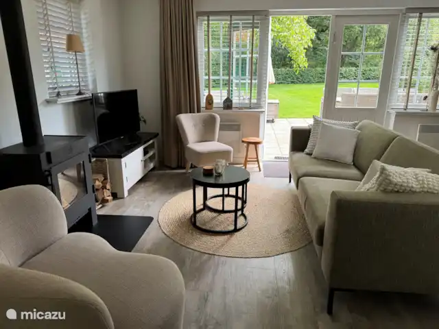 Location de Vacances Pays-Bas, Gueldre, Lievelde, maison de vacances - NatuurlijkLievelde Le salon confortable avec des portes-fenêtres donnant sur la terrasse et le jardin est un endroit merveilleux pour se détendre.