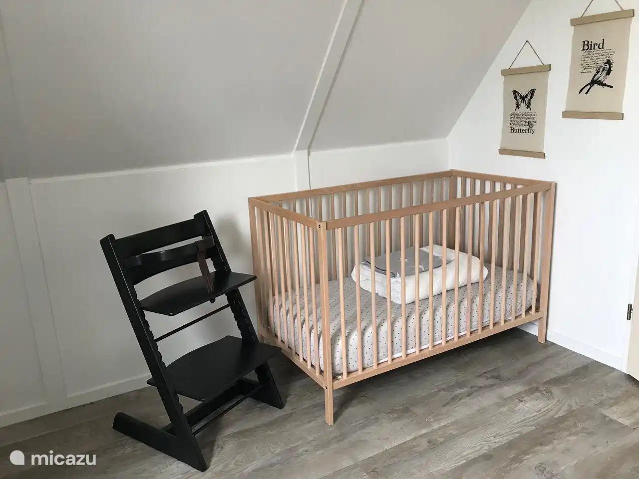 Das Ferienhaus verfügt über einen Hochstuhl, ein Kinderbett und ein Treppengitter. 