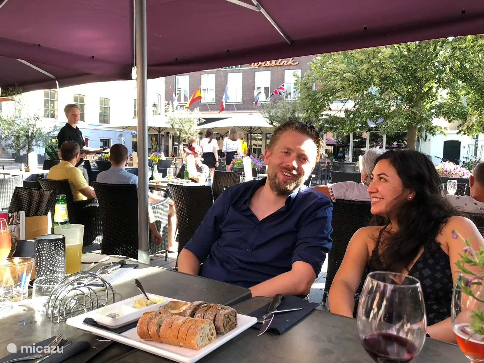 Genießen Sie eines der vielen regionalen Produkte oder ein Bier oder einen Wein, der im Achterhoek gebraut wird. Der Achterhoek hat viel zu bieten. Sowohl in Lichtenvoorde als auch in Groenlo gibt es einen gemütlichen Platz auf dem Markt mit Restaurants und Cafés und vielen Terrassen. 