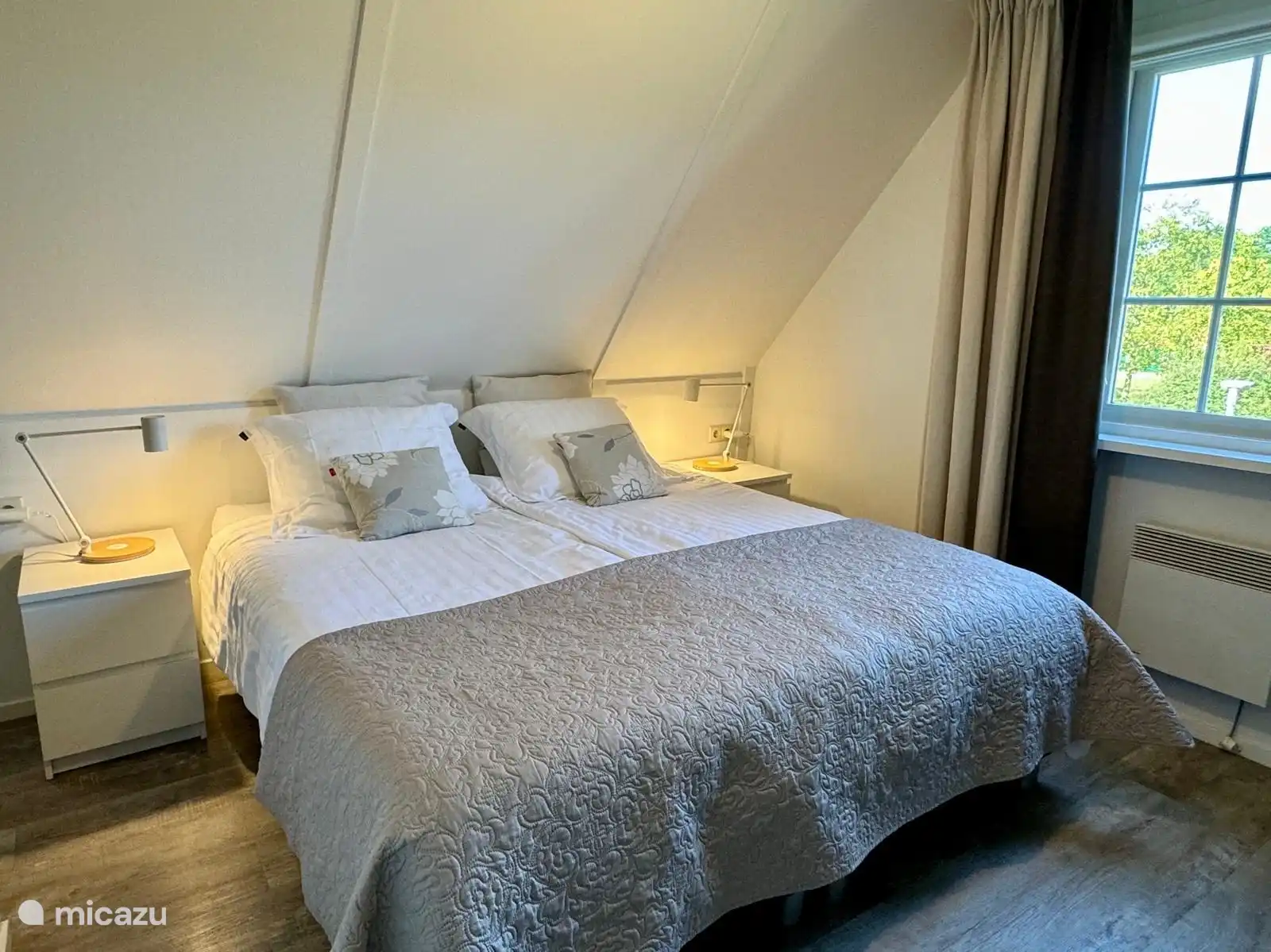 Das Schlafzimmer im Obergeschoss verfügt über Boxspringbetten mit Topper.