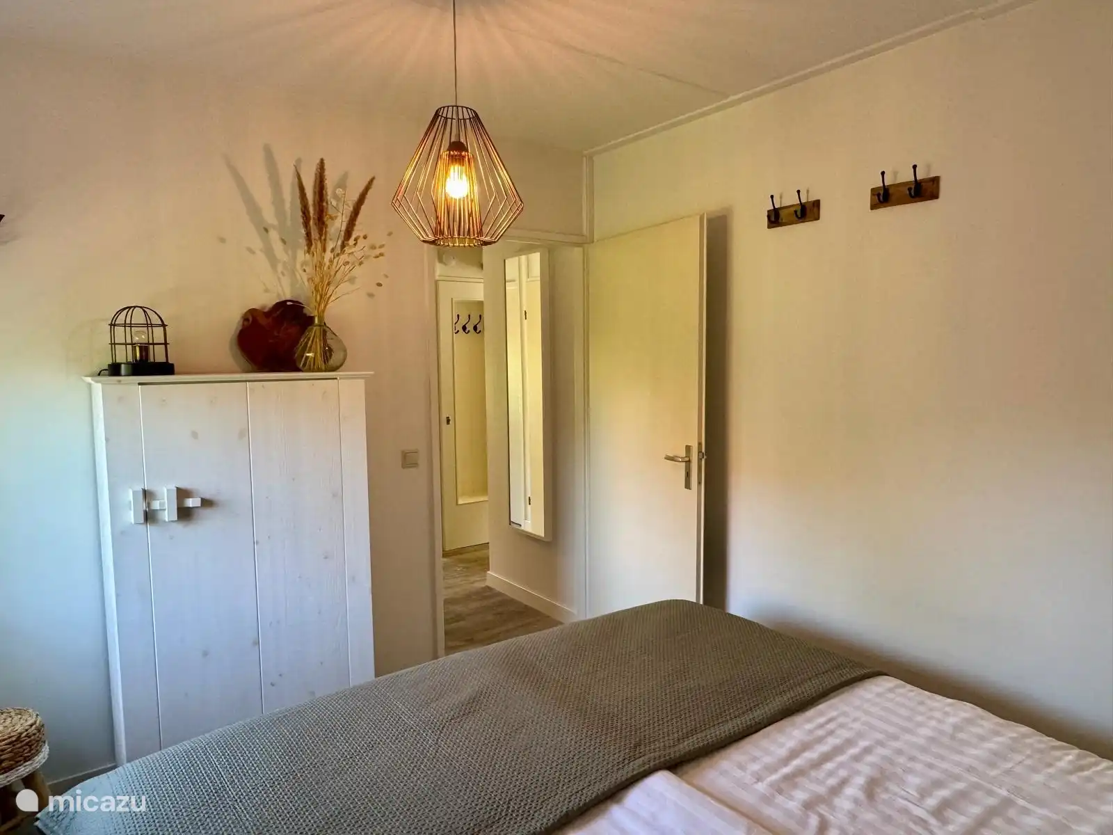 Das Schlafzimmer im Erdgeschoss ist wunderbar cool und auch ideal für Menschen, die Schwierigkeiten beim Gehen haben.  