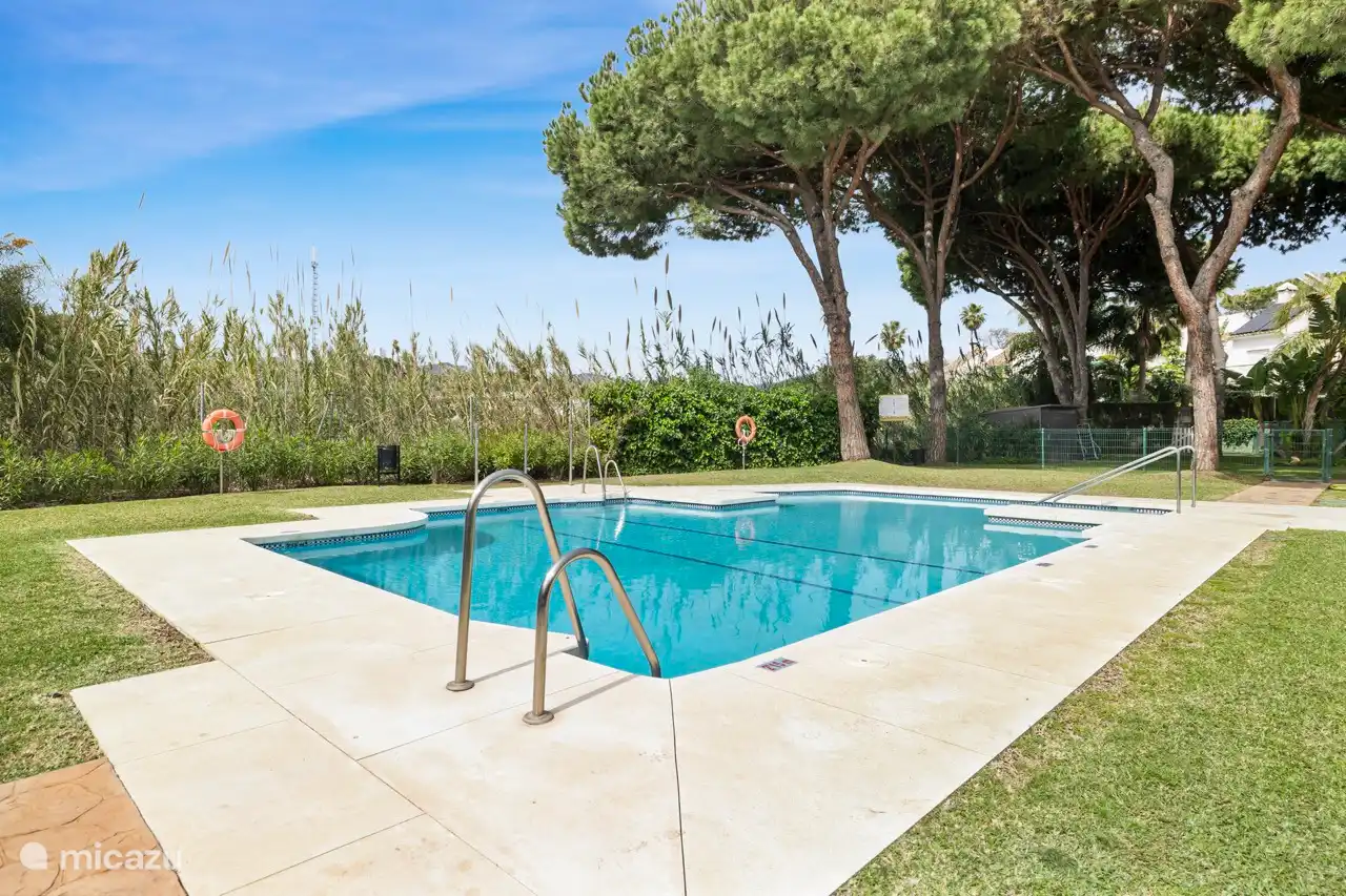 Der Gemeinschaftspool ist mit Sonnenliegen ausgestattet