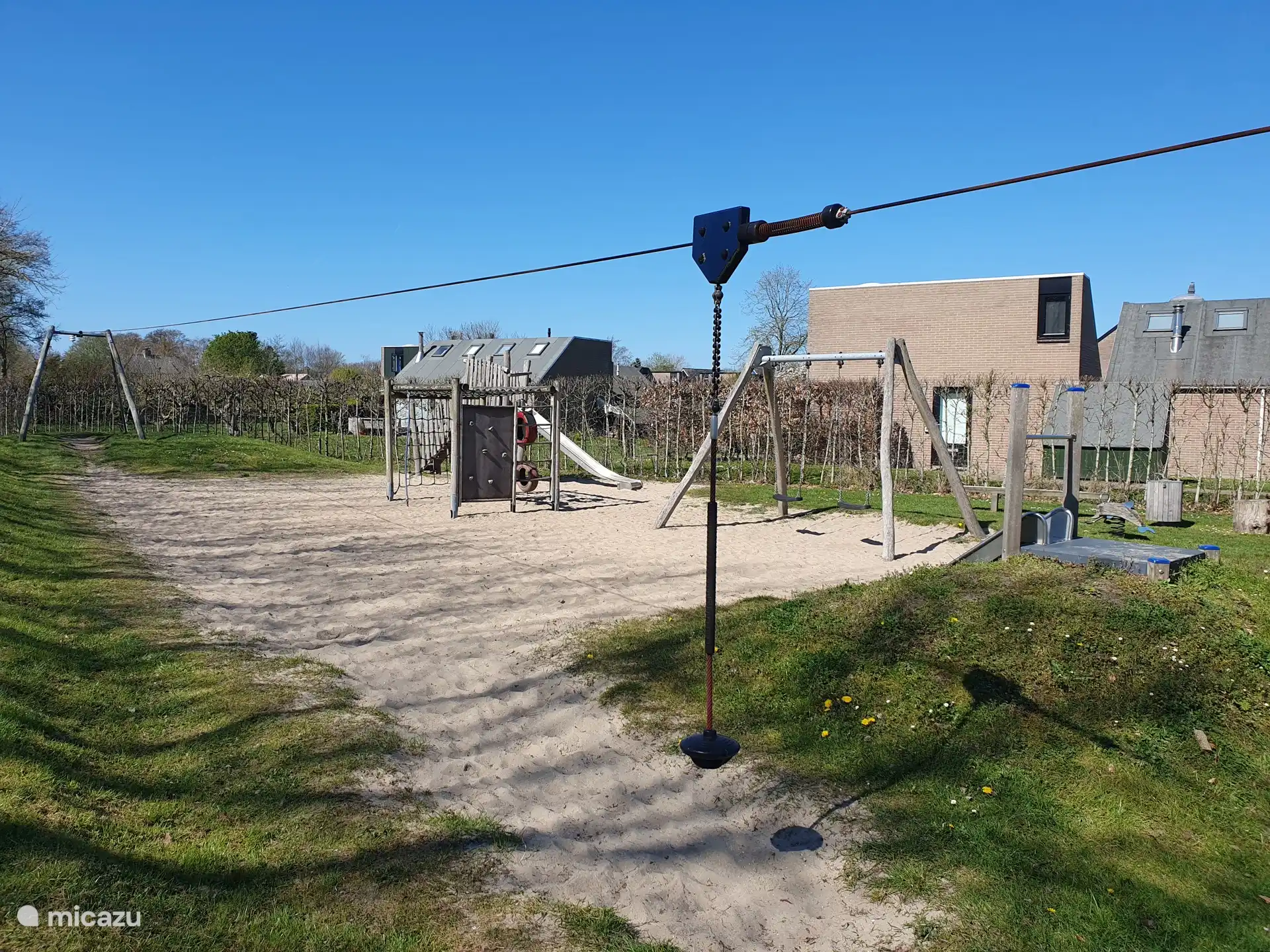 Aire de jeux spacieuse dans le parc. 