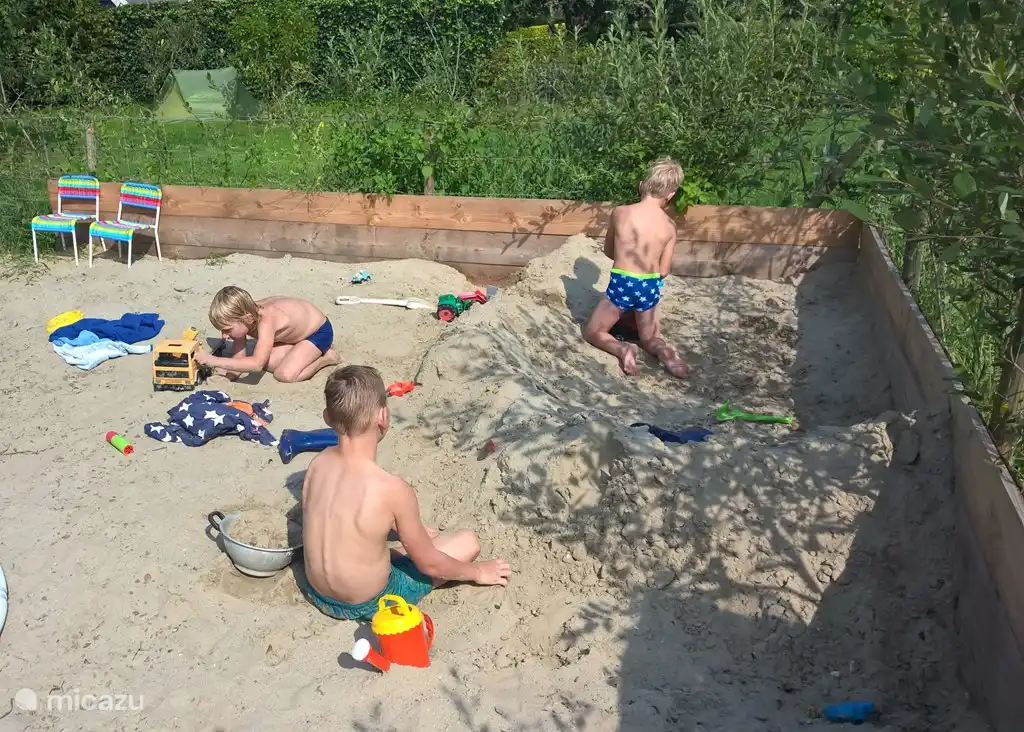 Der Strand am Pool. Einschließlich Spielzeug!