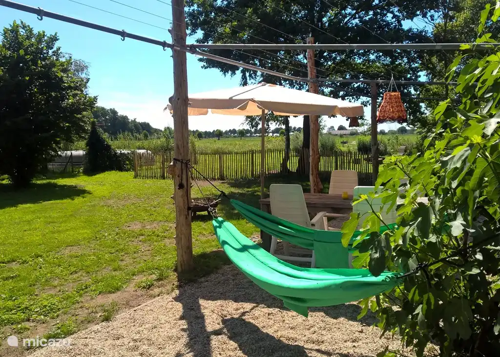 Terrasse mit Blick auf Abb. Links auf den Pool.