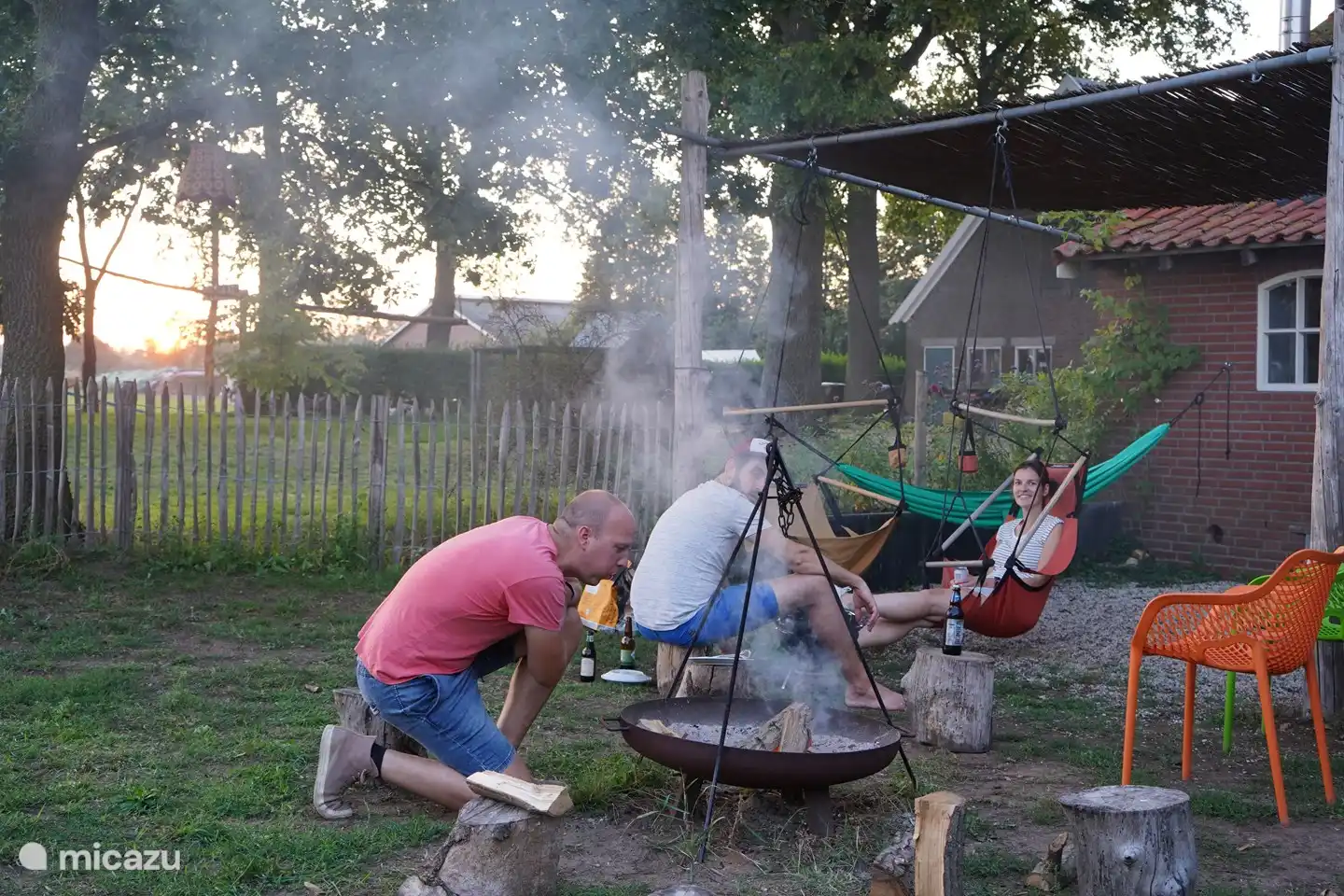 Es gibt auch eine gusseiserne Pfanne zum Kochen.