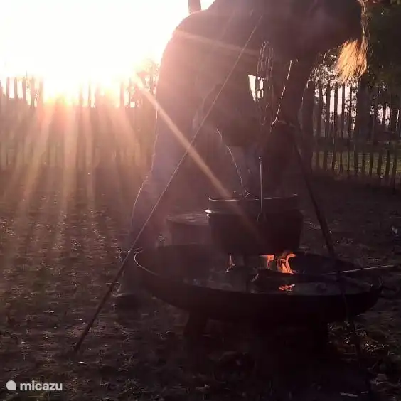 Das Haus hat einen Dutch Oven, einen Sandwichmaker und eine Popcornpfanne. Alles für ein Feuer.