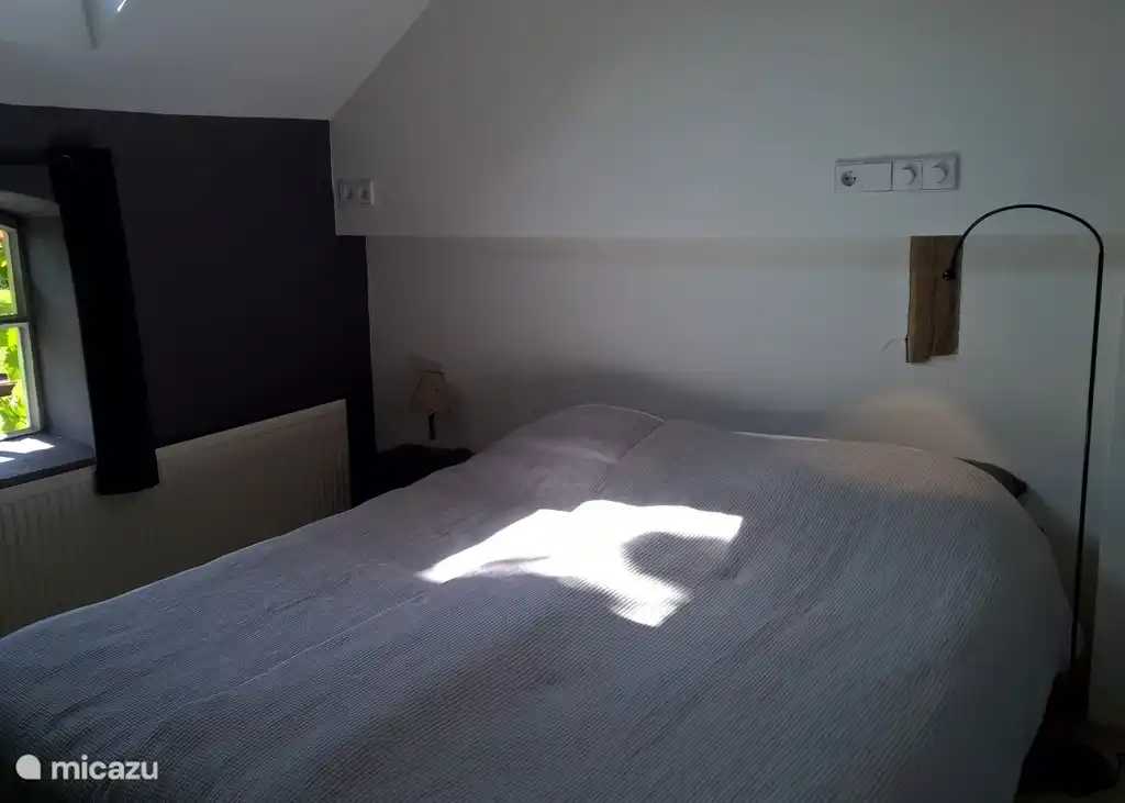Das Schlafzimmer verfügt über ein extra langes Bett von 2,10m. Mit verstellbaren Matratzen.