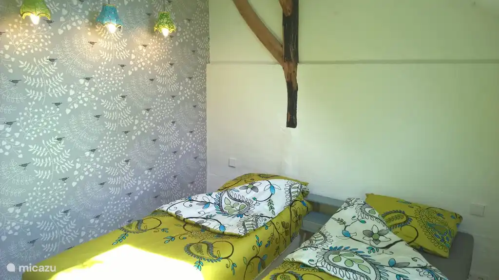 Hier sind zwei Einzelbetten. Kann auch ein Babybett.