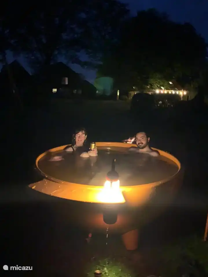Sie können den Dutchtub / Hottub 24 Stunden lang kostenlos nutzen. Zünden Sie ein Feuer an und baden Sie unter dem Sternenhimmel.
