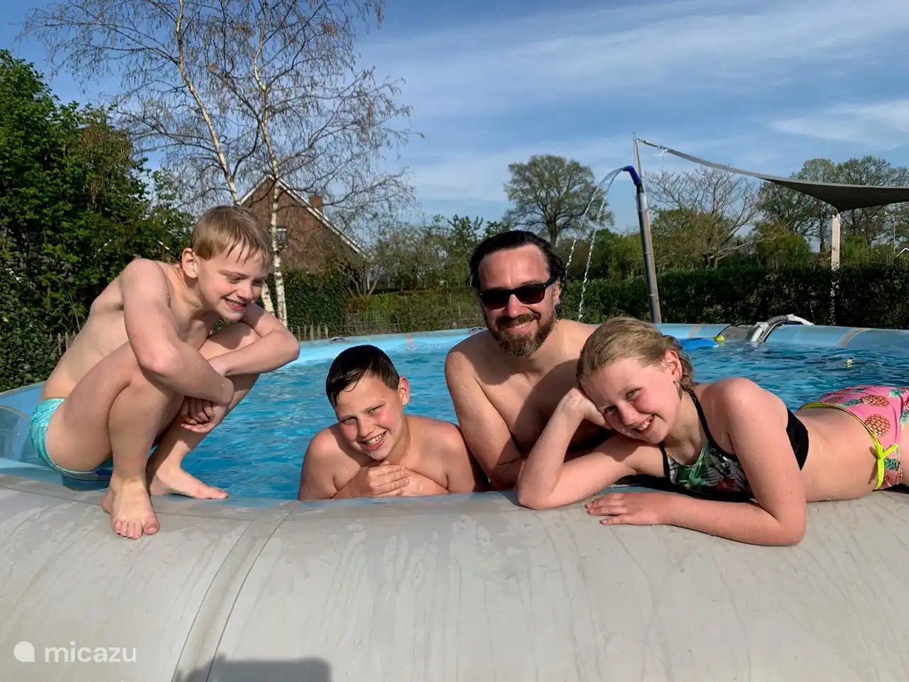 Dies ist der Zodiac Pool. 1 Meter tief und 6 Meter im Durchmesser. Es gibt auch eine Außendusche.