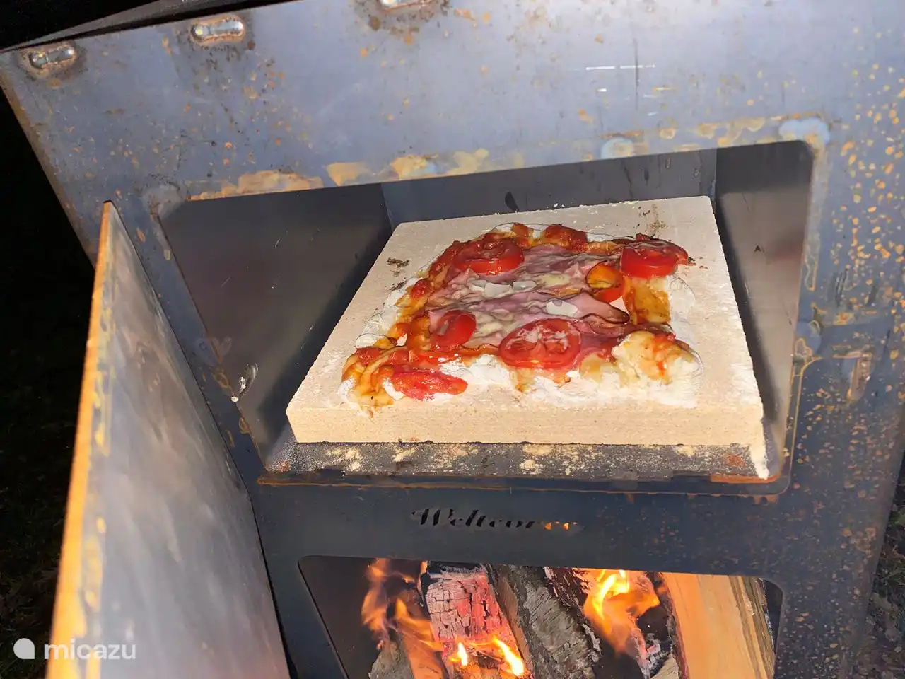 Im Weltevree Outdoor-Ofen können Sie Pizza machen, aber auch grillen.