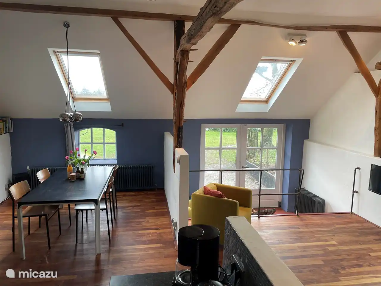 Wohnzimmer mit altem Dachstuhl und Fußbodenheizung
